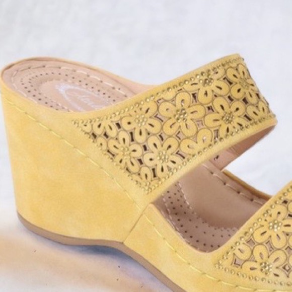 Italina Yellow Double Strap Floral Peep Toe Slide On Padded Wedge Sandal Size 10 - Picture 3 of 4